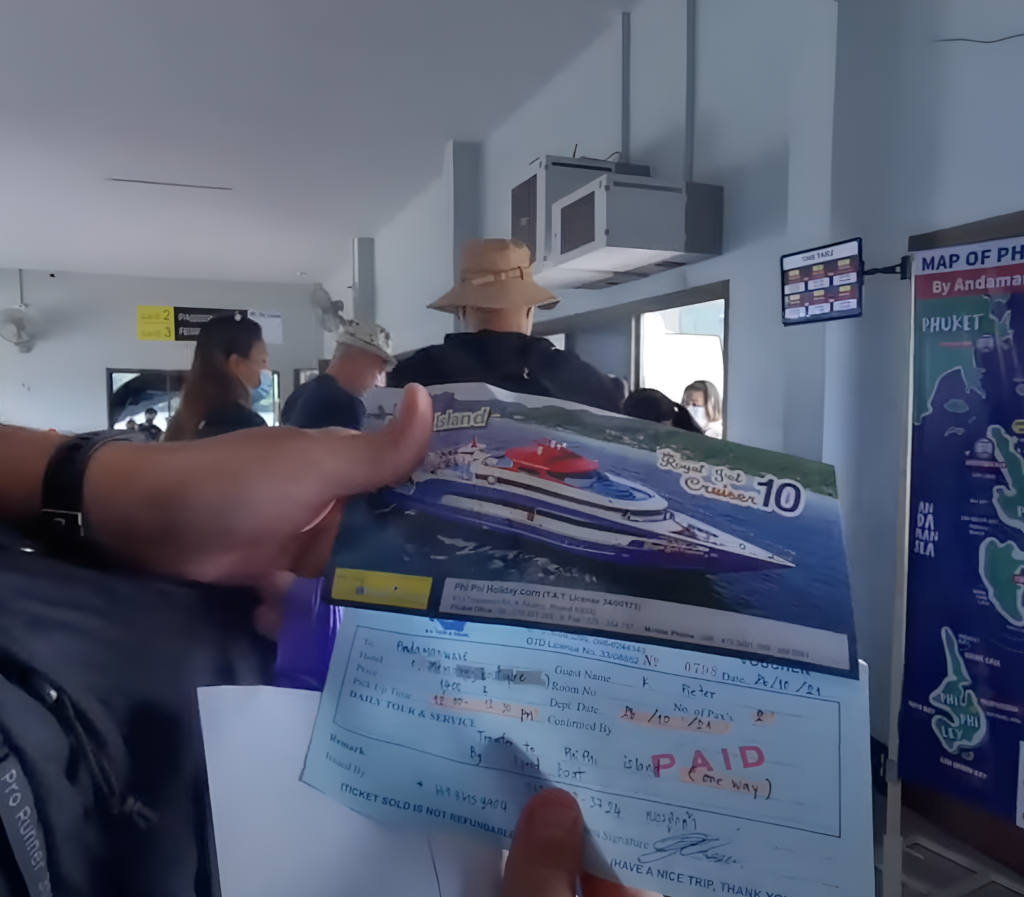 Billet de réservation pour le ferry de Phuket à Koh Phi Phi, avec détails de la date et de l'heure de départ, illustrant le processus de réservation en ligne.